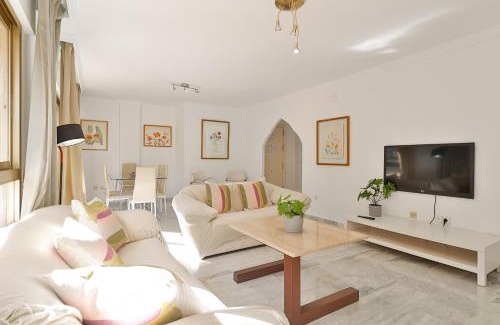 Poligono Alameda Apartment | C9 Roomy Luminous 5 Bedroom in Town
