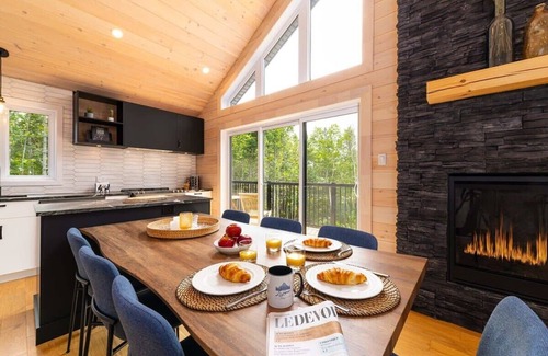 Petite-Riviere-Saint-Francois Ski Chalet | Chalet Le Jaseur spa, Charlevoix
