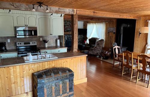 St-Francois-de-l'Ile-d'Orleans Ski Chalet | La Maison Jaune