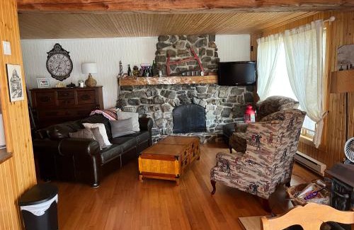 St-Francois-de-l'Ile-d'Orleans Ski Chalet | La Maison Jaune