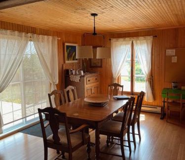 St-Francois-de-l'Ile-d'Orleans Ski Chalet | La Maison Jaune