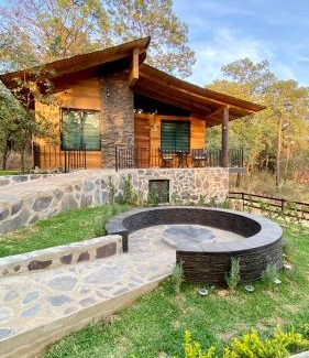 Mazamitla Ski Chalet | Cabaña de lujo 2 habitaciones con Jacuzzi Dentro del Bosque a 10 min del Pueblo