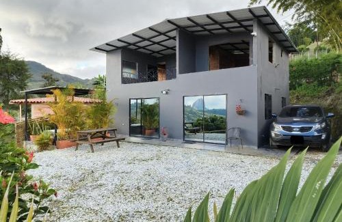 Guatape House | Cabaña el mirador azul