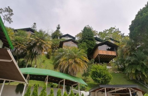 Guatape Cabin | Cabañas en Guatape con Vista Hacia La Piedra del Peñol