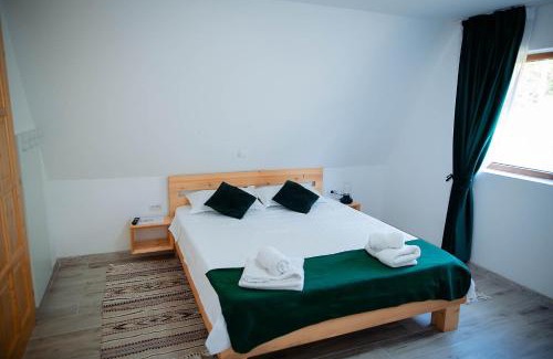 Sisesti Cabin | Cabanele A-nuc-A