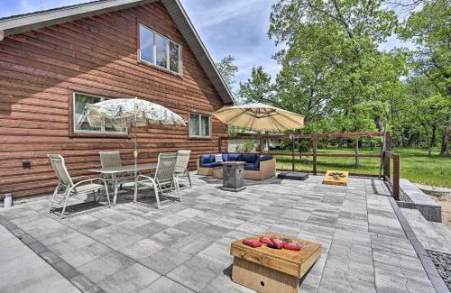 Nekoosa House | Cabin 1 Mi to Sand Valley, 1 Block to Beach