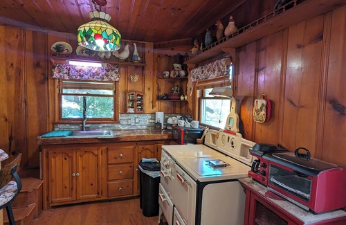Crestline Cabin | Cabin 10 minute walk to Lake Gregory