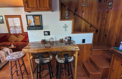 Crestline Cabin | Cabin 10 minute walk to Lake Gregory
