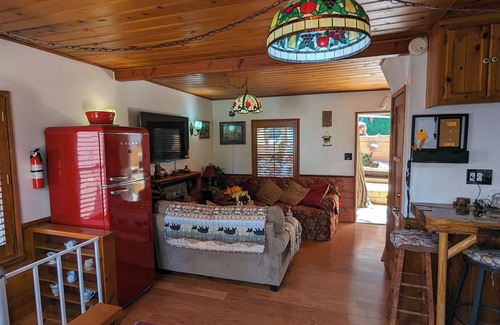 Crestline Cabin | Cabin 10 minute walk to Lake Gregory