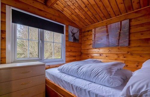 Bronaber House | Cabin 170 is a pet-friendly, silver graded, 2 bedroom self-catering log cabin sleeping 5 people (1 d