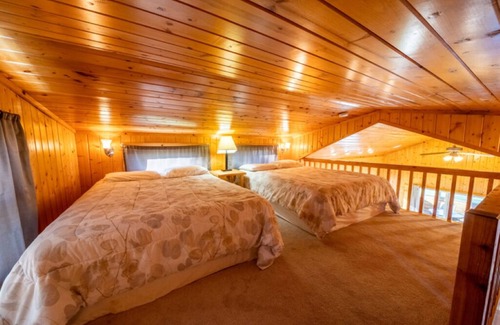 Isle Resort | Cabin 18 - 1 Bedroom, 1 Bath, Loft with Spacious Screened-in Proch