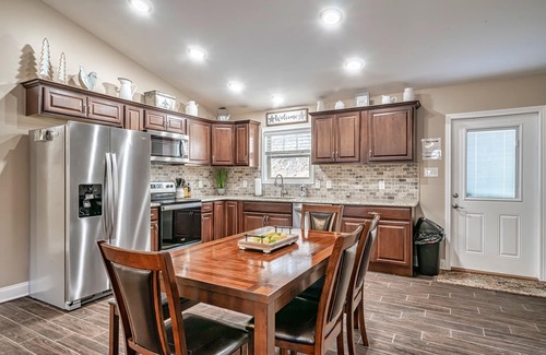 Maryville House | Cabin 2-Allegheny Falls-Mountain View -Private Waterfall- No Stairs-Brand New
