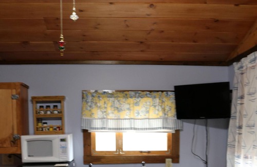 Alton Bay Cabin | Cabin #2 Central, NH Rustic laid back Cabin with screened in Porch