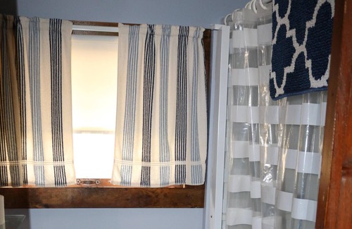 Alton Bay Cabin | Cabin #2 Central, NH Rustic laid back Cabin with screened in Porch