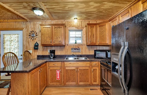 Langston Cabin | Cabin #2 Fisherman's Landing/ Fishing Cabin w/Covered Boat Shelter Sleeps 5
