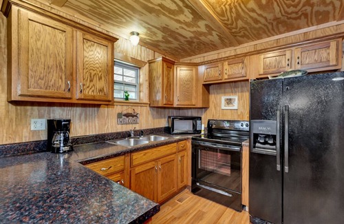 Langston Cabin | Cabin #2 Fisherman's Landing/ Fishing Cabin w/Covered Boat Shelter Sleeps 5