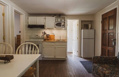 Christina Lake House | Cabin 3 Caribou -Family Hideaway 2 BR, sleeps 4 - Close to Beaches, Fishing