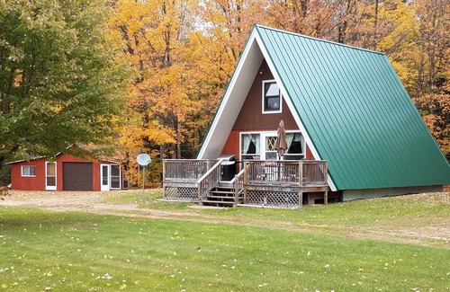 Phelps Cabin | Cabin 3 Clean, BIG yard, private dock w 2 kayaks, Internet, TV streaming.