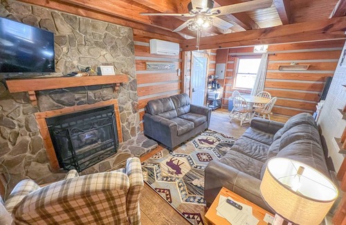 Cherokee Cabin | Cabin #5 - Riverfront w/Hot-Tub & Gas Fireplace!