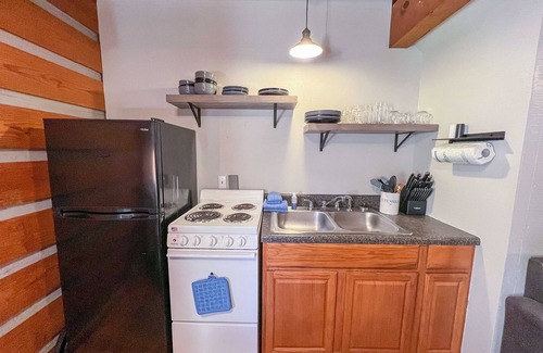 Cherokee Cabin | Cabin #5 - Riverfront w/Hot-Tub & Gas Fireplace!