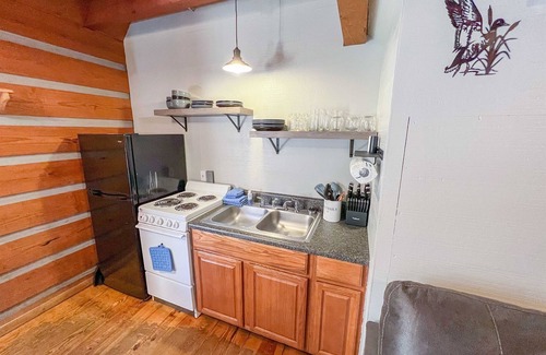 Cherokee Cabin | Cabin #5 - Riverfront w/Hot-Tub & Gas Fireplace!