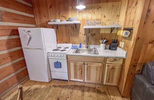 Cherokee Cabin | Cabin #6 - Riverfront w/Gas Fireplace & more!