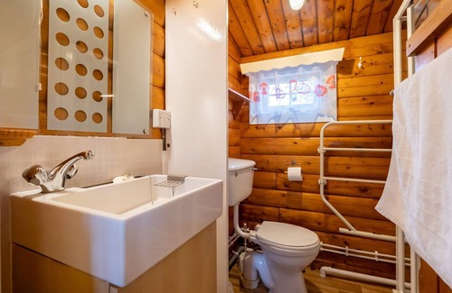 Bronaber House | Cabin 74 is a pet-friendly, bronze graded, 2-bedroom self-catering log cabin sleeping 4 people (1 do