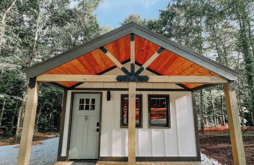 Hartwell RV Rental | Cabin #9: One king-size bed, a kitchenette, and a large gravel parking pad beside the cabin for easy boat or trailer storage.