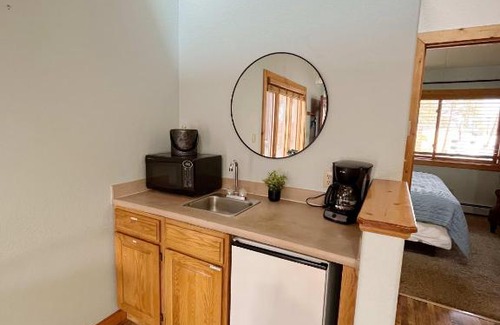 Woodland Park Bed & Breakfast | Cabin A Suite Bed and Breakfast