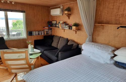 Hoviksnas House | Cabin at the sea close to public beach with a jumpingtower
