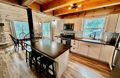 Salol Cabin | Cabin/bunkhouse for hockey teams, bird watchers, ATV/Snowmobilers, family events