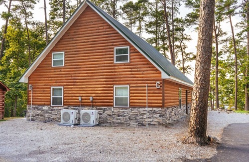 Royal Cabin | Cabin C at Safe Harbor Brady Mountain on Lake Ouachita!