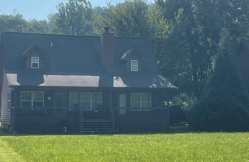 Hiawassee Cabin | Cabin close to Helen and Water