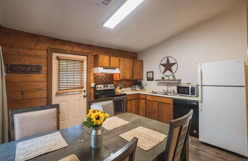 Royal Cabin | Cabin F at Safe Harbor Brady Mountain on Lake Ouachita!