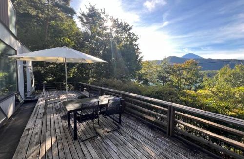 Fujikawaguchiko House | Cabin F Lake Saiko 1 min Mt Fuji Lakeview Villa Sleeps 10 BBQ Jacuzzi