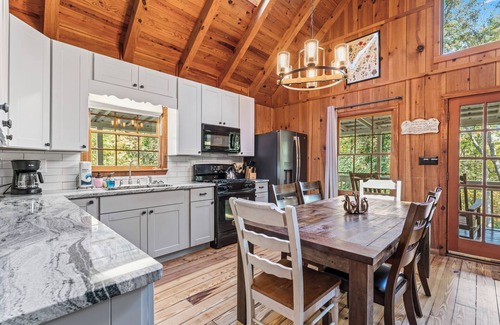 Dahlonega Cabin | Cabin Fever - Game Room/3-King Beds/Dog - Friendly/Hot Tub!