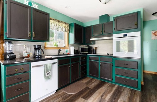 Oak Harbor Cabin | Cabin * Hot tub * Fire pit * View * Getaway!