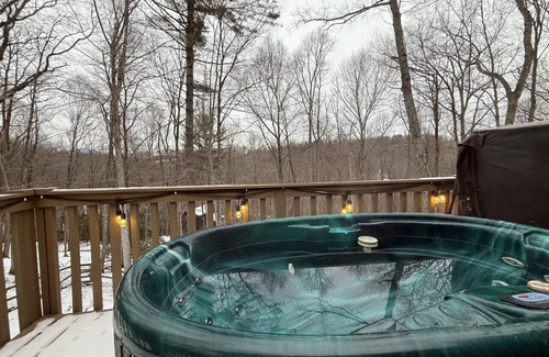 West Jefferson Cabin | Cabin, Hot Tub, Forest View, Close to Town