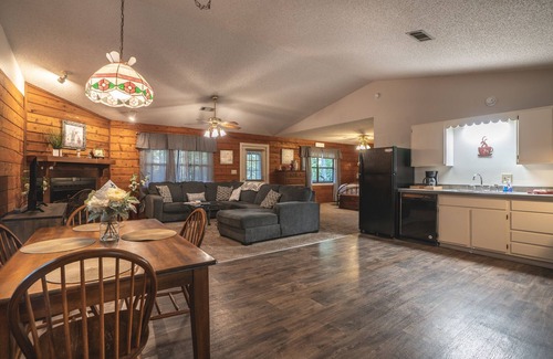 Royal Cabin | Cabin I at Safe Harbor Brady Mountain on Lake Ouachita!
