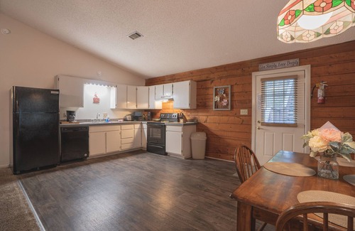 Royal Cabin | Cabin I at Safe Harbor Brady Mountain on Lake Ouachita!