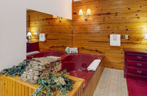 Eureka Springs Cabin | Cabin in quiet location with jetted tub, fireplace, AC & deck