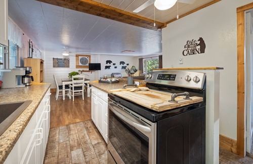 Oakhurst House | Cabin in the forest, close to Bass Lake & Yosemite, mountain views & deck