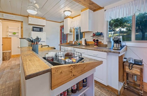 Oakhurst House | Cabin in the forest, close to Bass Lake & Yosemite, mountain views & deck