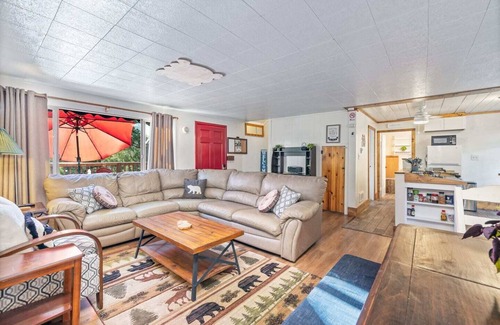 Oakhurst House | Cabin in the forest, close to Bass Lake & Yosemite, mountain views & deck