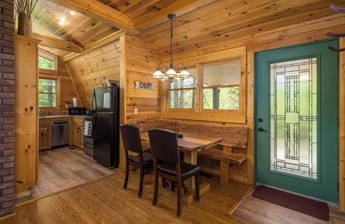 Ellijay Cabin | Cabin in the mountains with hot tub!