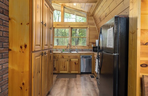 Ellijay Cabin | Cabin in the mountains with hot tub!