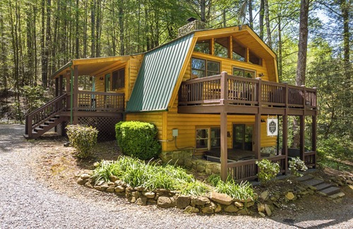 Ellijay Cabin | Cabin in the mountains with hot tub!