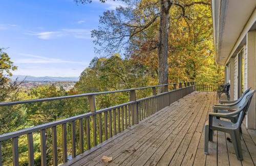 Leicester House | Cabin in the Sky by AvantStay Deck w Views