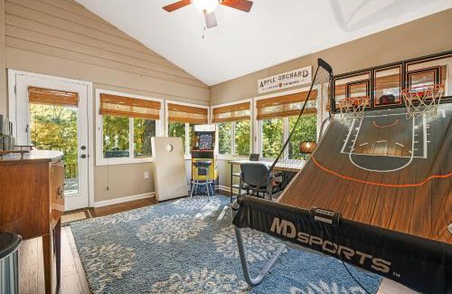 Leicester House | Cabin in the Sky by AvantStay Deck w Views