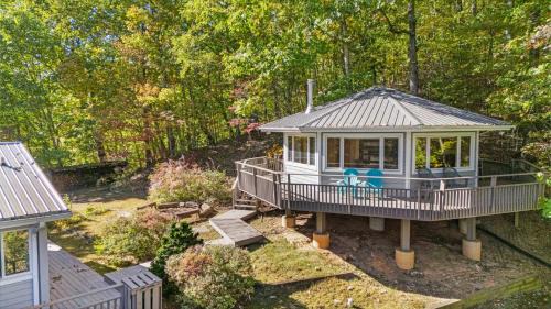 Leicester House | Cabin in the Sky by AvantStay Deck w Views